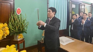 Президент Лыонг Кыонг зажигает благовония в память о Президенте Хо Ши Мине. Фото: Тхюи Нгуен