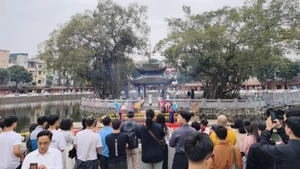 Туристы посещают комплекс «Храм литературы – Куоктыжам».