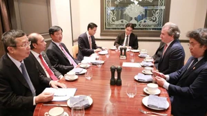 Рабочая встреча между Секретарем парткома Ханоя Нгуен Зюи Нгоком и исполнительным директором Rosen Partners Даниэлем Розеном. Фото: ВИА