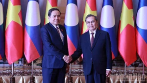 Председатель НС Чан Тхань Ман встретился и Председатель НА Лаоса Сайсомфон Фомвихан.