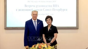 Генеральный директор ВИА Ву Вьет Чанг и Председатель Комитета по внешним связям Санкт-Петербурга Евгений Дмитриевич Григорьев. Фото: ВИА