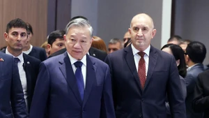 Генсек То Лам и Президент Болгарии Румен Радев на Вьетнамо–болгарском бизнес-форуме. Фото: ВИА