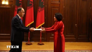 Посол Тхи Тху Хыонг вручает верительные грамоты Президенту Албании Байраму Бегаю. Фото: ВИА