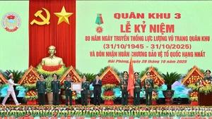 Президент Лыонг Кыонг вручает Орден Защиты Отечества 1-й степени 3-му военному округу.