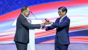 Премьер-министр Малайзии передает пост Председателя АСЕАН-2026 Президенту Филиппин. Фото: VGP