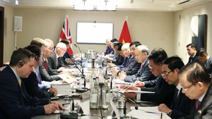 Генеральный секретарь То Лам участвует в круглом столе с технологическими экспертами Великобритании и мира по вопросам ИИ и полупроводниковых чипов. Фото: ВИА