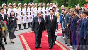 Президент Лыонг Кыонг председательствует на церемонии встречи Генерального секретаря ООН Антониу Гутерриша. Фото: Тхюи Нгуен
