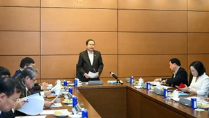 Председатель НС Чан Тхань Ман выступает на совещании. Фото: Зюи Линь