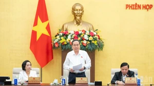 Председатель НС Чан Тхань Ман выступает на закрытии заседания. Фото: Зюи Линь