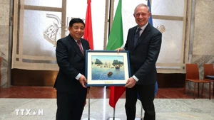 Вице-премьер Нгуен Тьи Зунг и Министр по делам предприятий и продукции «Сделано в Италии» Адольфо Урсо. Фото: ВИА