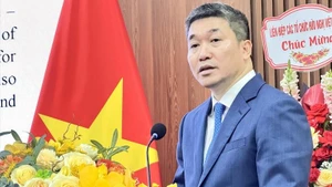 Председатель СОДВ Фан Ань Шон выступает на встрече. Фото: ВИА