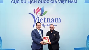 Глава Национального управления туризма Вьетнама Нгуен Чунг Кхань и старший вице-президент, директор по интегрированным маркетинговым коммуникациям в регионе Юго-Восточной Азии компании Mastercard Дхирадж Райна.