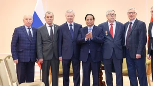 Премьер-министр Фам Минь Тьинь и российские друзья. Фото: VGP