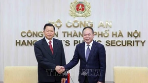 Директор Управления общественной безопасности города Ханоя Нгуен Тхань Тунг и Министр общественной безопасности Лаоса Вантхонг Конгмани. Фото: ВИА