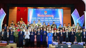 Участники церемонии.