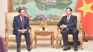 Вице-премьер Май Ван Тьинь и Министр по делам культов и религий Камбоджи Чай Борин. Фото: VGP