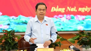 Председатель НС Чан Тхань Ман выступает на рабочей встрече с Избирательной комиссией провинции Донгнай.