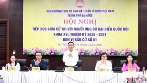 Товарищ Чан Кам Ту и кандидаты в депутаты НС на конференции.