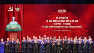 Генеральный секретарь ЦК КПВ То Лам и действующие и бывшие руководители Партии и Государства, руководители, журналисты, корреспонденты, сотрудники газеты «Нянзан». Фото: Данг Кхоа