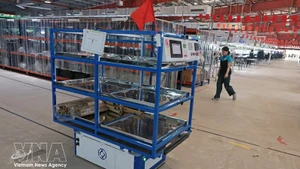 Робот автоматически транспортирует сырьё со склада на производственную линию на предприятии Maxport. Фото: ВИА