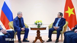 Премьер-министр Фам Минь Тьинь и председатель совета директоров АФК «Система» Владимир Петрович Евтушенков. Фото: ВИА