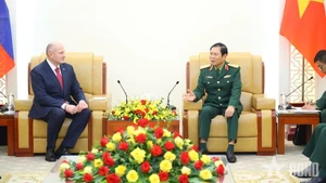 Генерал армии Нгуен Тан Кыонг и глава МЧС России Александр Куренков. Фото: qdnd.vn