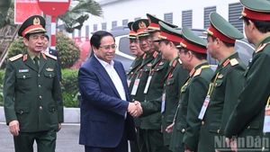 Премьер-министр Фам Минь Тьинь и руководство Военной телекоммуникационной и промышленной группе (Viettel). Фото: Чан Хай