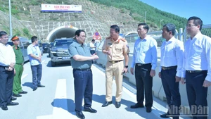 Премьер-министр Фам Минь Тьинь проверяет ход реализации проект скоростной автомагистрали Куангнгай – Хоайньон на участке, проходящем через тоннель Дыкфо. Фото: Тхань Зянг