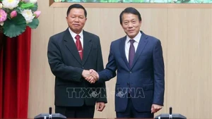 Министр общественной безопасности Лыонг Там Куанг (справа) и Министр общественной безопасности Лаоса Вантхонг Конгмани. Фото: ВИА