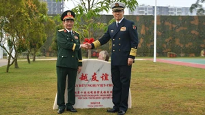 Министр обороны Вьетнама Фан Ван Зянг и Министр обороны Китая Дун Цзюнь.