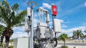 Базовая станция 5G корпорации Viettel обеспечивает покрытие в районе площади 16 апреля в квартале Донгхай провинции Кханьхоа. Фото: ВИА