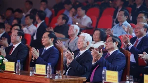 Премьер-министр Фам Минь Тьинь и действующие, бывшие руководители Партии и Государства на мероприятии. Фото: VGP