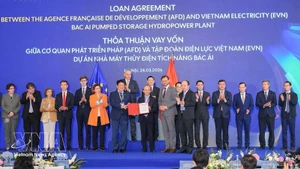 Церемония подписания кредитного соглашения между Французским агентством развития (AFD) и Вьетнамской электроэнергетической корпорацией (EVN) по проекту гидроаккумулирующей электростанции Бак Ай. Фото: ВИА