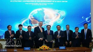 Руководство Департамента науки и технологий города Хошимина и компания Accelerated Infrastructure Capital (AIC) подписывают меморандум о взаимопонимании по инвестициям в Центр данных искусственного интеллекта в промышленном парке Танфучунг. Фото: ВИА