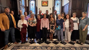 Посол Вьетнама в Аргентине Нго Минь Нгуйет и представители Аргентино-вьетнамского института культуры (ICAV), Коммунистической партии Аргентины и местных средств массовой информации. Фото: ВИА