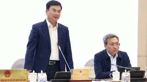 Заместитель Председателя Госбанка Вьетнама Фам Тхань Ха выступает на пресс-конференции. Фото: VGP 