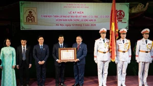 Церемония вручения Ордена труда 3-й степени Вьетнамскому кукольному театру.