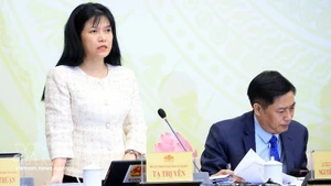 Заместитель председателя Комитета по делам депутатов НС Та Тхи Йен выступает на пресс-конференции, посвящённой объявлению Резолюции Национального избирательного совета о результатах выборов и списке избранных депутатов НС XVI созыва. Фото: ВИА