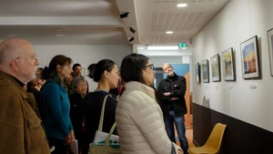 Фотовыставка «Вьетнам – Страна – Люди» привлекает большое число студентов, преподавателей и местных жителей. Фото: ВИА