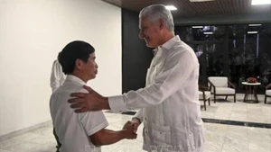 Президент Кубы Мигель Диас-Канель Бермудес и председатель компании Agri-VMA Нгуен Ван Куанг. Фото: ВИА