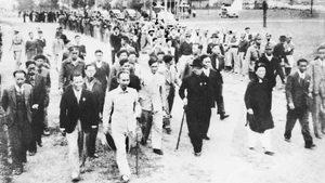 Жители Ханоя встречают Президента Хо Ши Мина и кандидатов в НС I созыва. Фото: Музей Хо Ши Мина