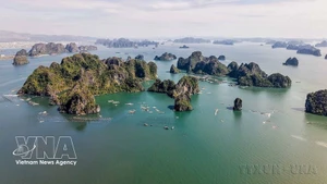 Благодаря своей уникальной и неповторимой красоте залив Халонг дважды была признана объектом Всемирного наследия. Фото: ВИА