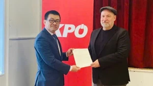 Посол Ву Ле Тхай Хоанг передает Председателю КПА Гюнтеру Хопфгартнеру благодарственное письмо ЦК КПВ.