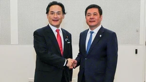 Министр промышленности и торговли Нгуен Хонг Зиен и Государственный министр Кабинета министров Японии Кадзутика Ивата.