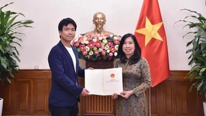 Замминистра иностранных дел Ле Тхи Тху Ханг вручает представителю телеканала NDN разрешение на на возобновление деятельности постоянного представительства NDN. Фото: baoquocte.vn