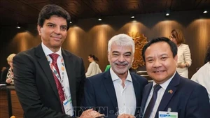 Посол Буй Ван Нги встречается с бразильским сенатором Умберту Костой. Фото: ВИА