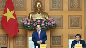 Премьер-министр Фам Минь Тьинь выступает на приеме. Фото: Чан Хай