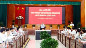 Генеральный секретарь ЦК КПВ То Лам проводит рабочую встречу с Постоянным бюро провинциального партийного комитета Анжанга. Фото: ВИА