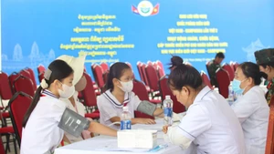 Врачи осматривают школьников в общине Лонгтхуан провинции Тэйнинь. Фото: ВИА