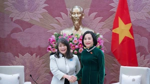 Зампредседателя НС Нгуен Тхи Тхань и региональный директор ЮНИСЕФ в Восточной Азии и Тихоокеанском регионе Джун Кунуги.